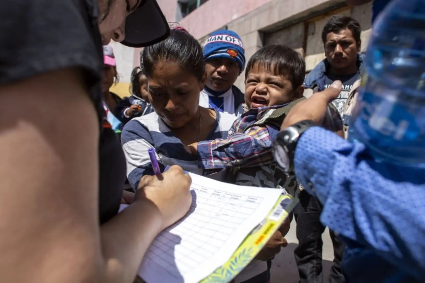 Estados Unidos ha amenazado con arrestar a unos 100 migrantes centroamericanos si intentan entrar furtivamente desde la frontera entre Estados Unidos y México.Foto:AFP