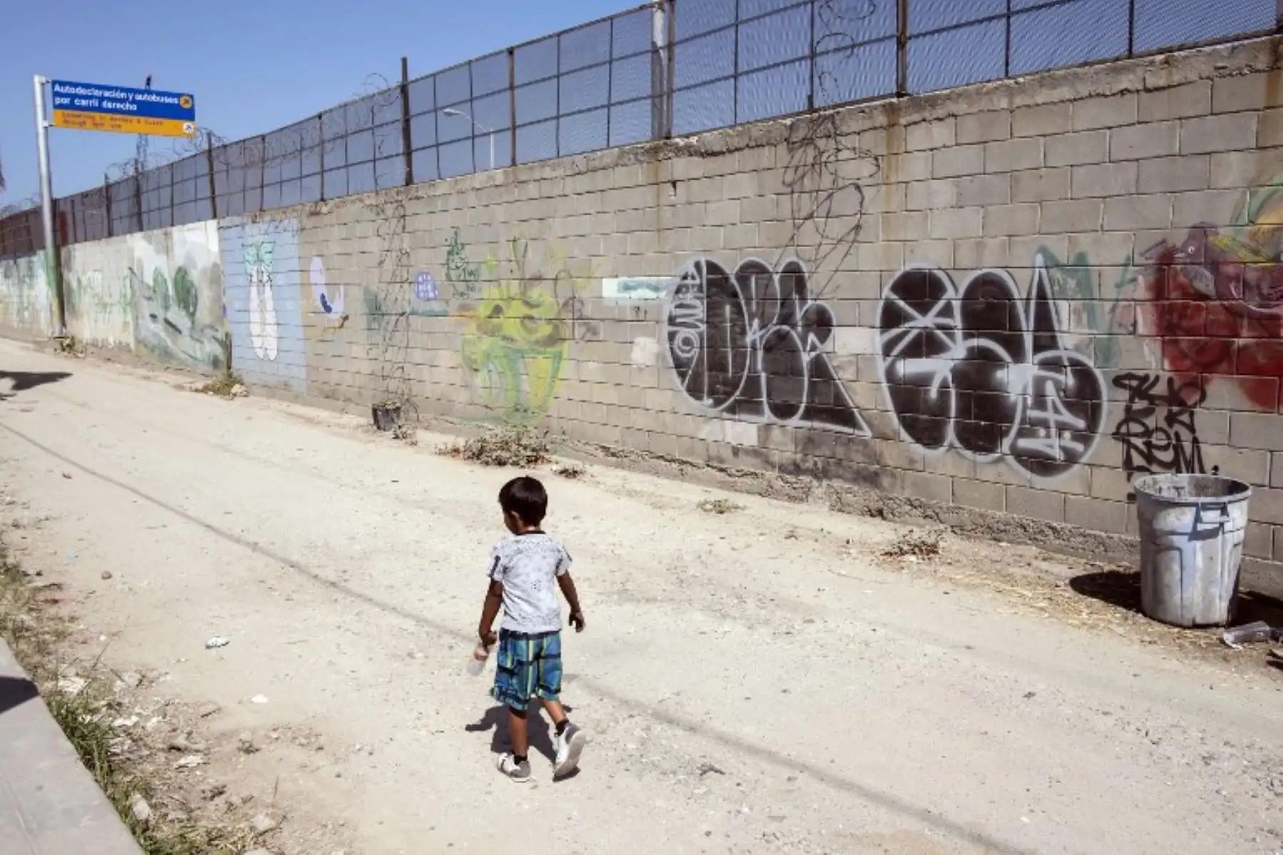 Un niño migrante que viaja en la caravana "Migrante Vía Crucis", acompaña a un grupo de migrantes centroamericanos a su reunión de asesoramiento legal en Tijuana, estado de Baja California, México.Foto:AFP