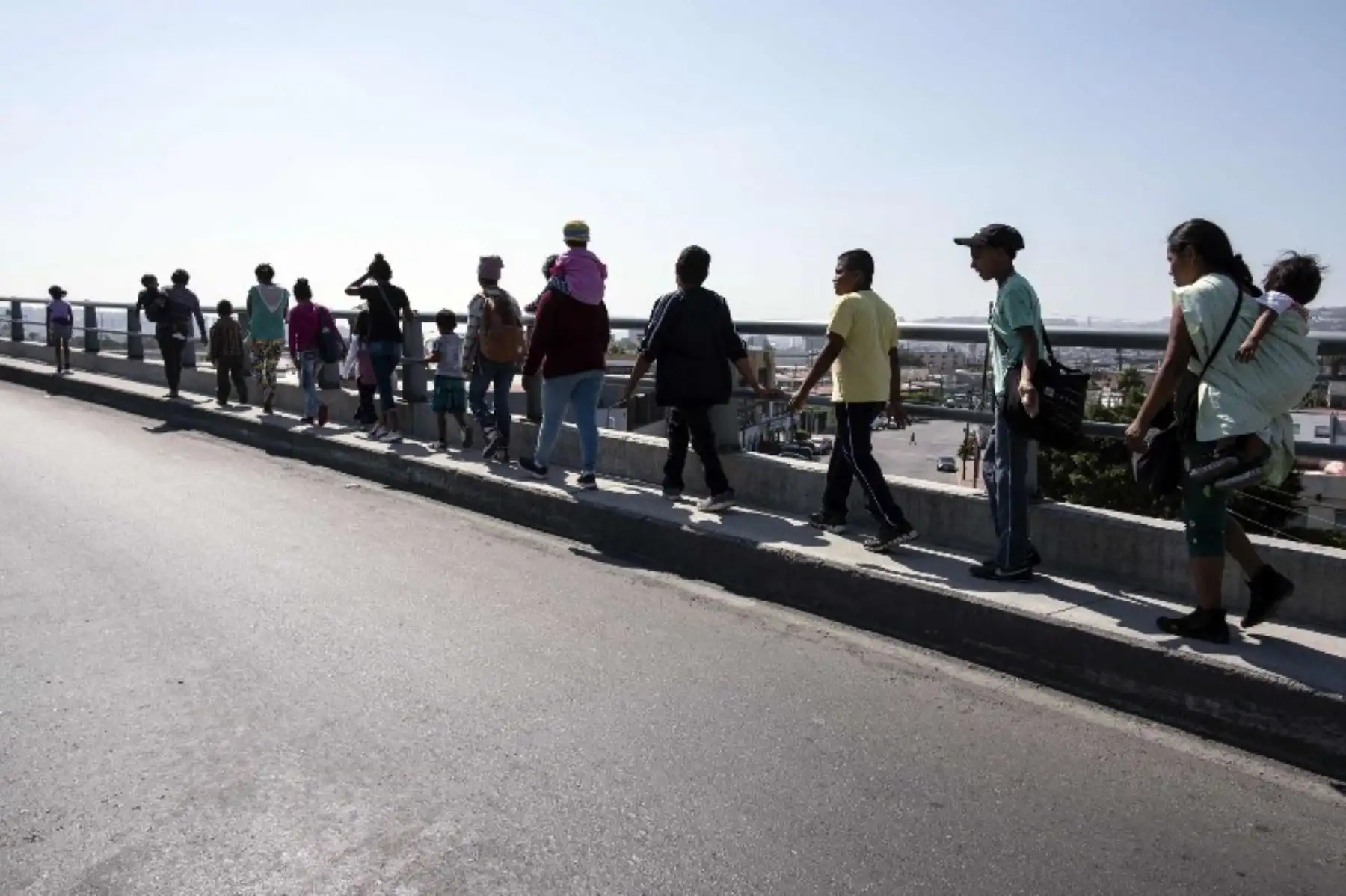 Los migrantes centroamericanos que viajan en la caravana "Migrante Vía Crucis" caminan a su reunión de asesoramiento legal en Tijuana, estado de Baja California, México. Foto:AFP