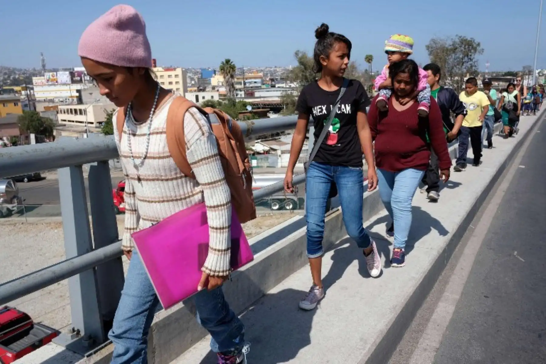 Los migrantes centroamericanos que viajan en la caravana "Migrante Vía Crucis" caminan a su reunión de asesoramiento legal en Tijuana, estado de Baja California, México.Foto:AFP