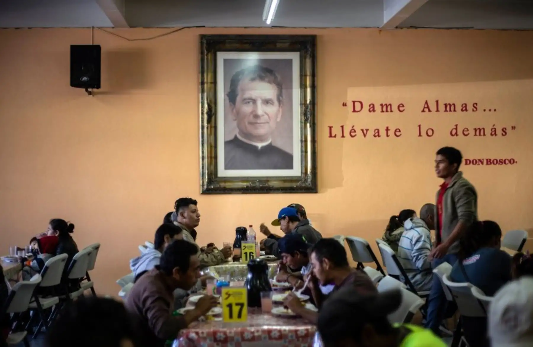 Los migrantes centroamericanos que viajan en la caravana "Migrante Vía Crucis" desayunan en la sopa de la cocina del Padre Chava antes de recibir asesoramiento legal, en Tijuana, estado de Baja California, México. Foto:AFP