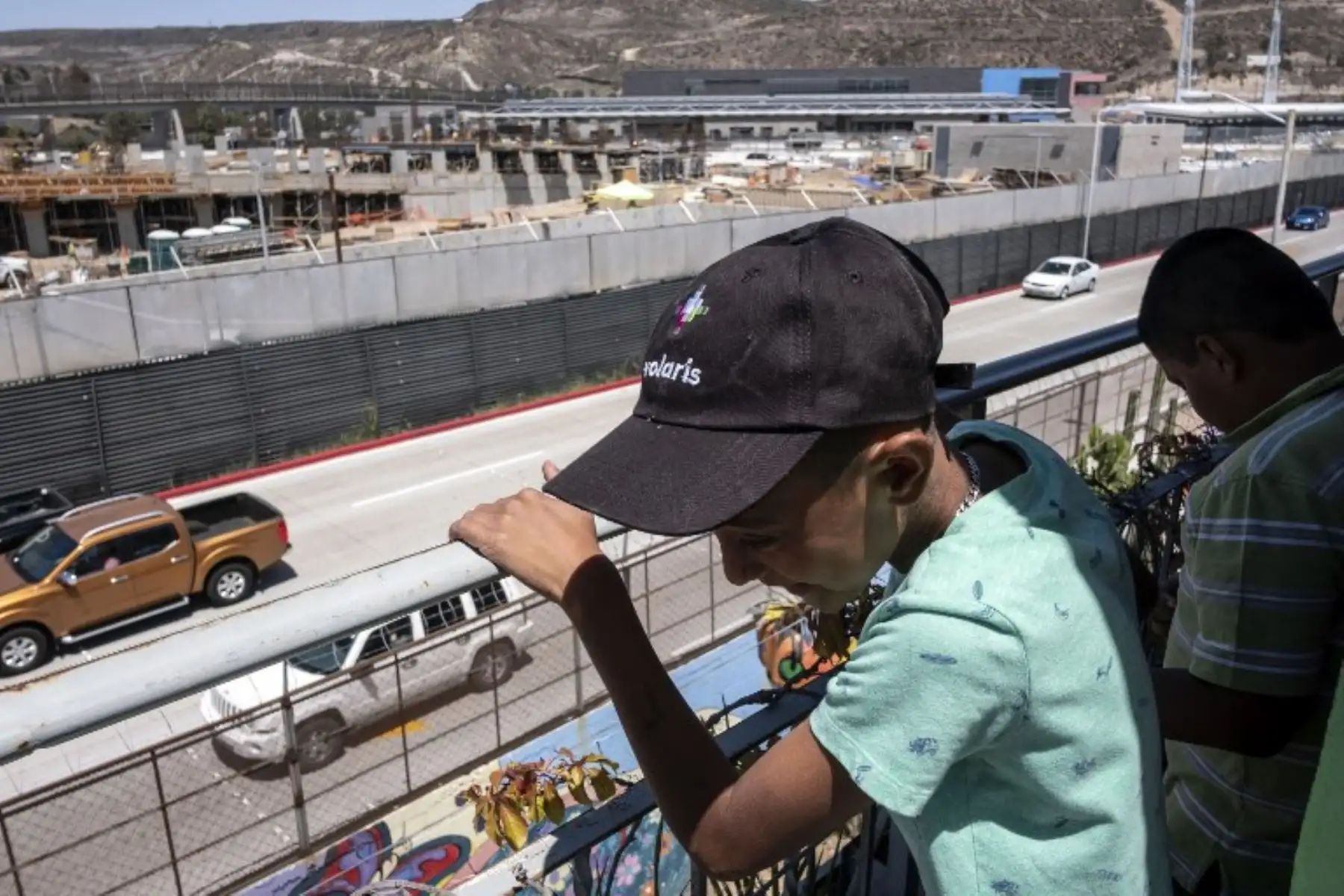 Los migrantes centroamericanos que viajan en la caravana "Migrante Vía Crucis" caminan a su reunión de asesoramiento legal en Tijuana, estado de Baja California, México.Foto:AFP