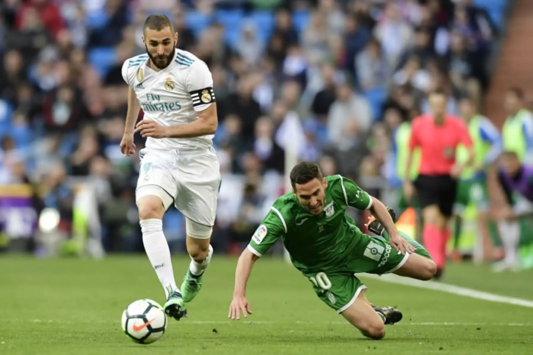 El francés del Real Madrid Karim Benzema reta al defensor español de Leganes Joseba Zaldua durante el partido de fútbol de la Liga española entre Real Madrid y Leganés.Foto:AFP