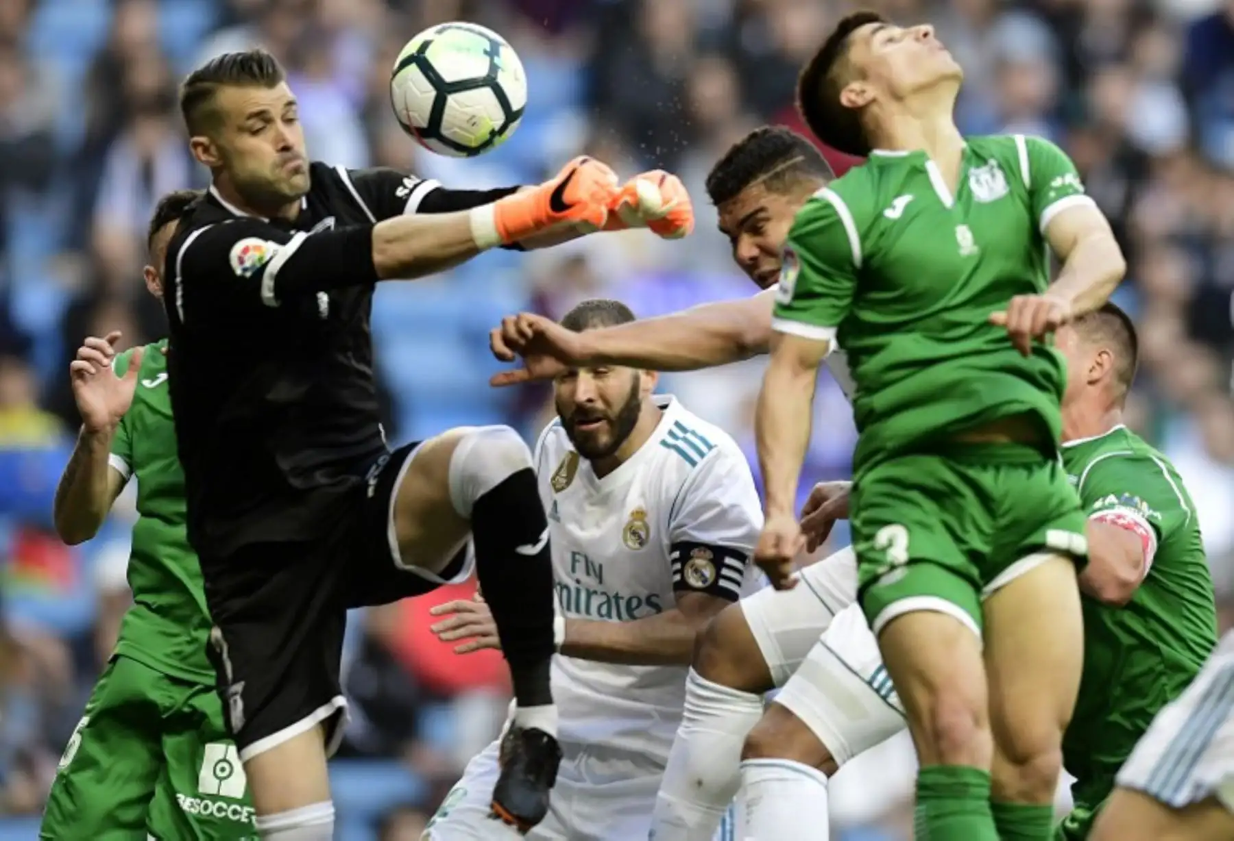 El brasileño del Real Madrid Casemiro y el delantero francés del Real Madrid Karim Benzema brincan durante un partido de fútbol de la Liga española.Foto:AFP