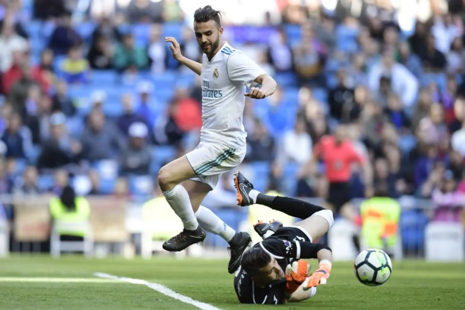 El portero español de Leganés Pichu Cuellar bloquea un tiro a puerta del delantero español del Real Madrid Borja Mayoral , durante el partido de fútbol de la Liga española entre Real Madrid y Leganés.Foto:AFP