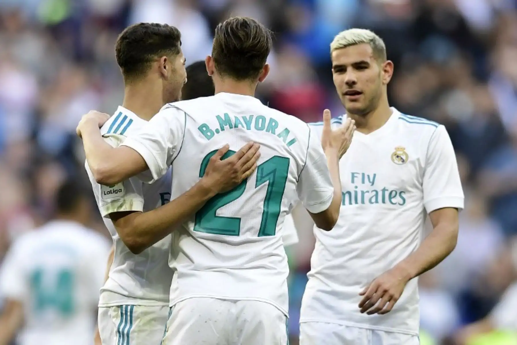 El alero español del Real Madrid Borja Mayoral celebra con sus compañeros después de marcar un gol durante el partido de fútbol de la Liga española entre Real Madrid y Leganés .Foto:AFP