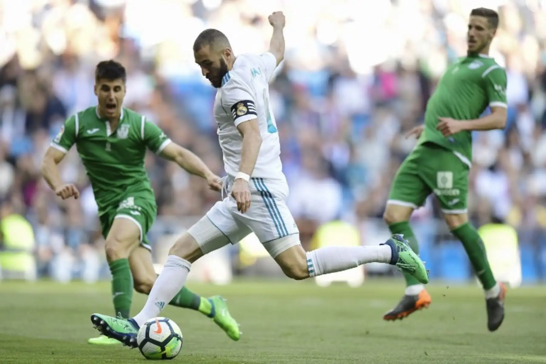El alero francés del Real Madrid Karim Benzema controla el balón más allá de la defensa española de Leganés Unai Bustinza durante el partido de fútbol de la Liga española.Foto:AFP
