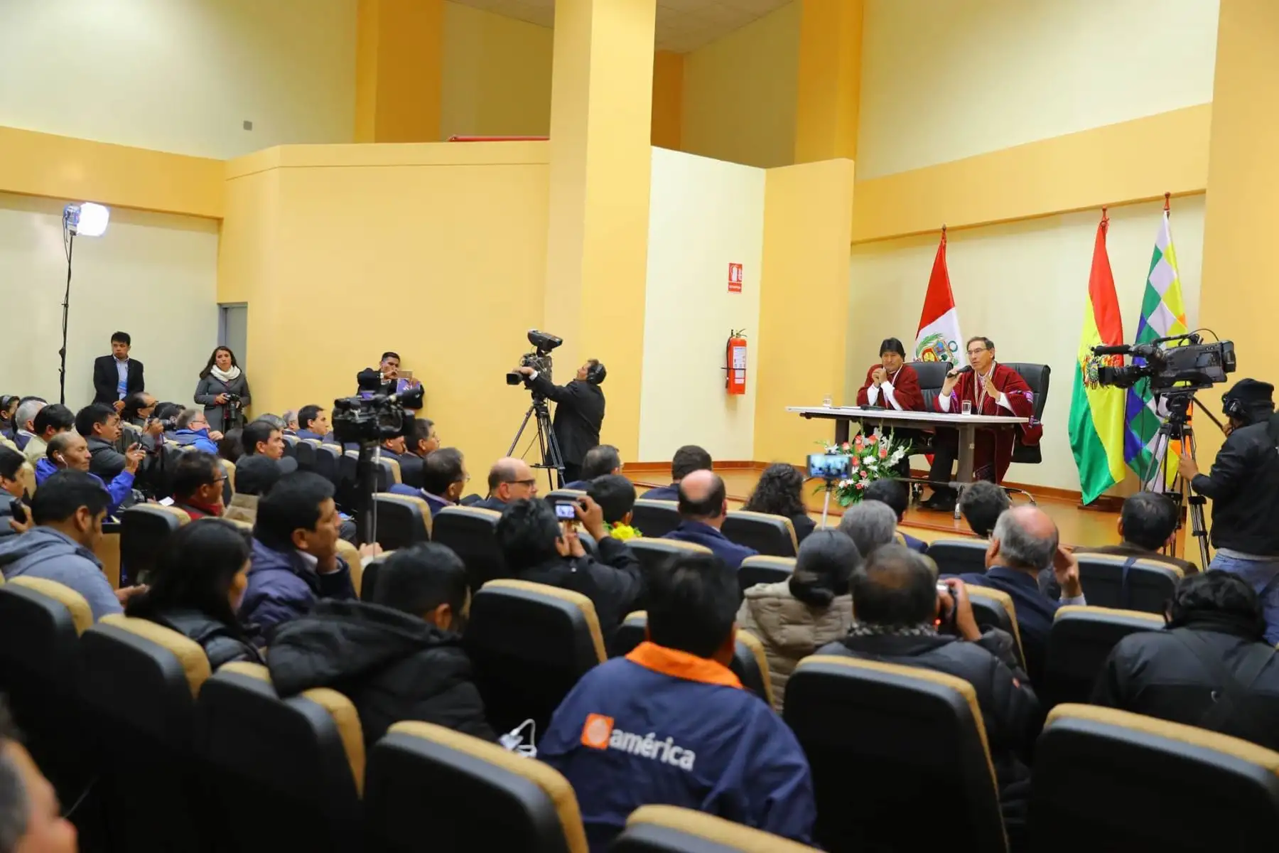 El Jefe del Estado, Martín Vizcarra, en  conferencia de prensa, junto al presidente de Bolivia, Evo Morales, al termino de la reunión en la frontera del Altiplano puneño.Foto:ANDINA/ Prensa Presidencia