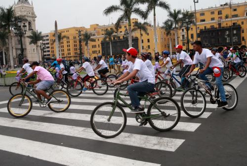 El Ministerio de Salud organiza este domingo una bicivacunación contra el covid-19 y otras enfermedades .Foto: ANDINA/Norman Córdova.