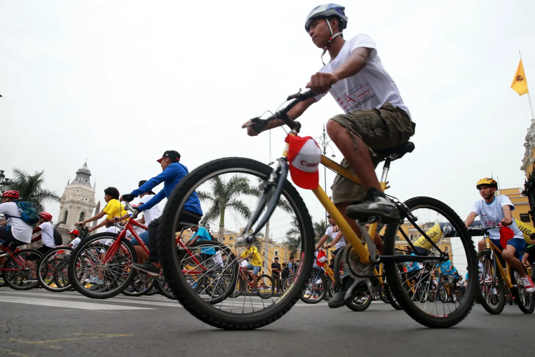 Bicicleteada , por el XIII Aniversario de la Educación Básica Alternativa EBA, en la Plaza de Armas de Lima.Foto: ANDINA/Norman Córdova