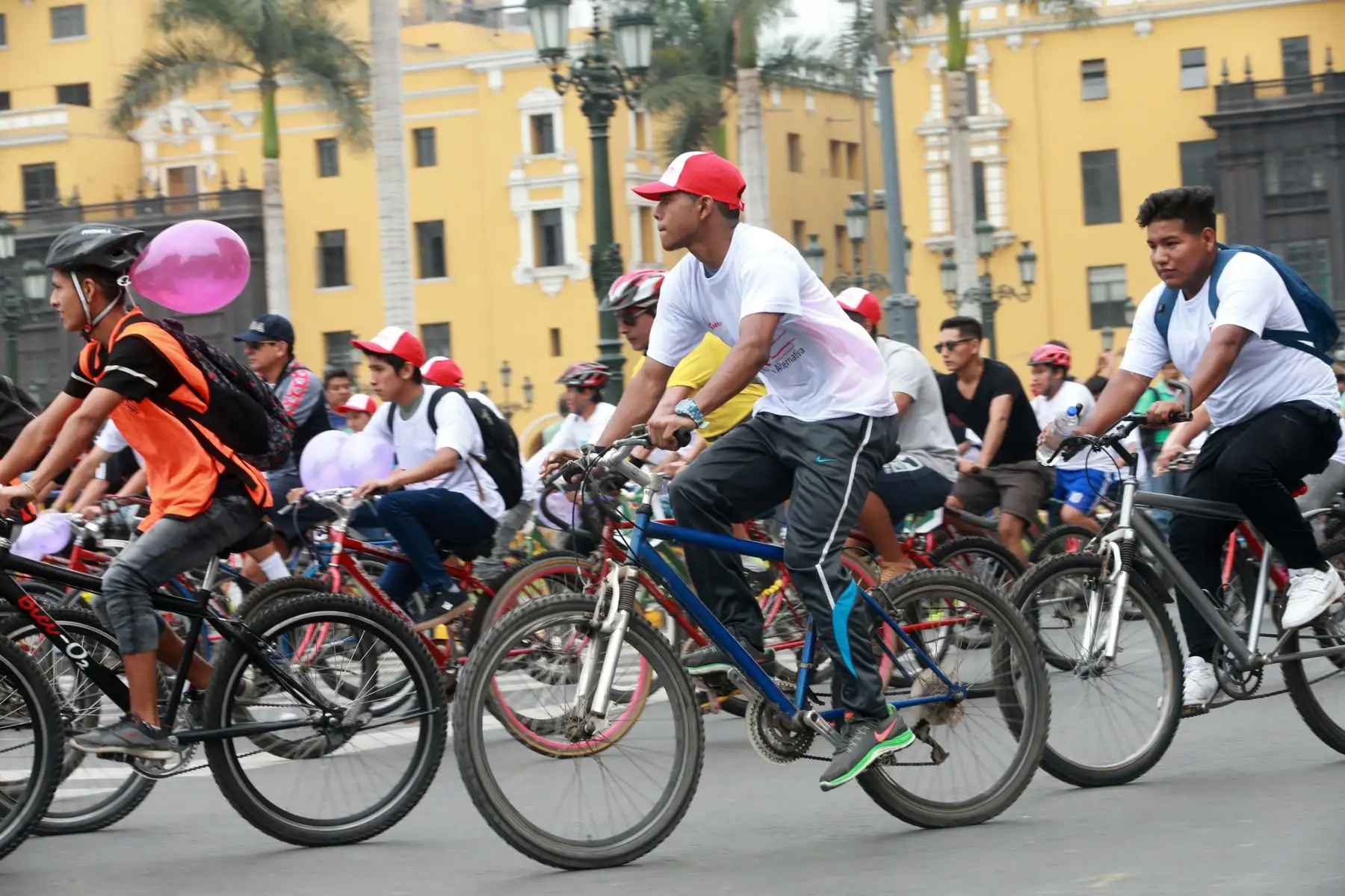 Bicicleteada , por el XIII Aniversario de la Educación Básica Alternativa EBA, en la Plaza de Armas de Lima.Foto: ANDINA/Norman Córdova