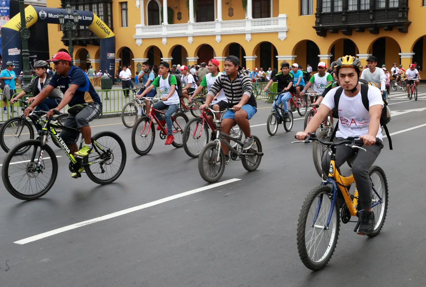 Bicicleteada , por el XIII Aniversario de la Educación Básica Alternativa EBA, en la Plaza de Armas de Lima.Foto: ANDINA/Norman Córdova