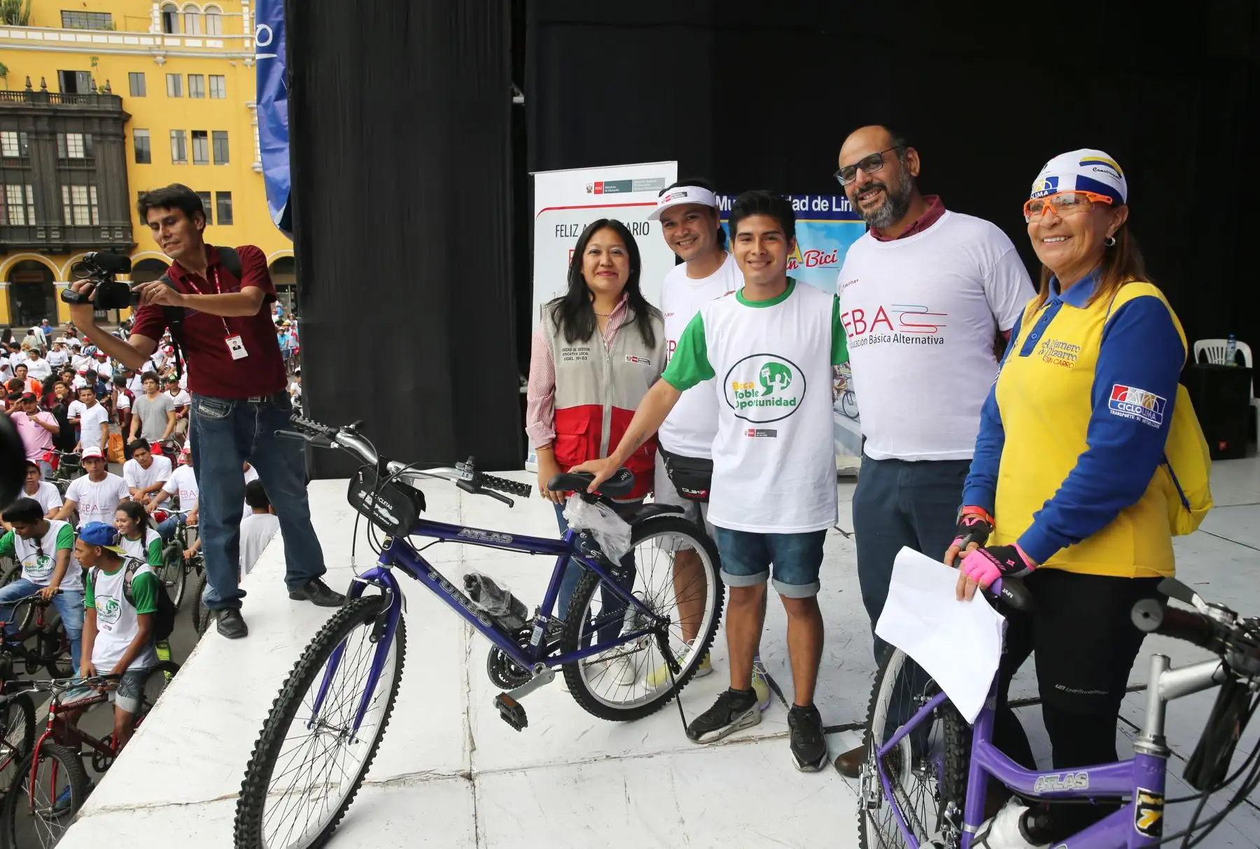 El Ministro de Educación Daniel Alfaro, participa en la Bicicleteada por el XIII Aniversario de la Educación Básica Alternativa EBA. Foto: ANDINA/Norman Córdova
