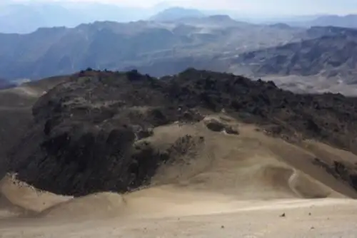 Cráter del volcán Ticsani donde se ha formado un domo de lava hace menos de 400 años.
