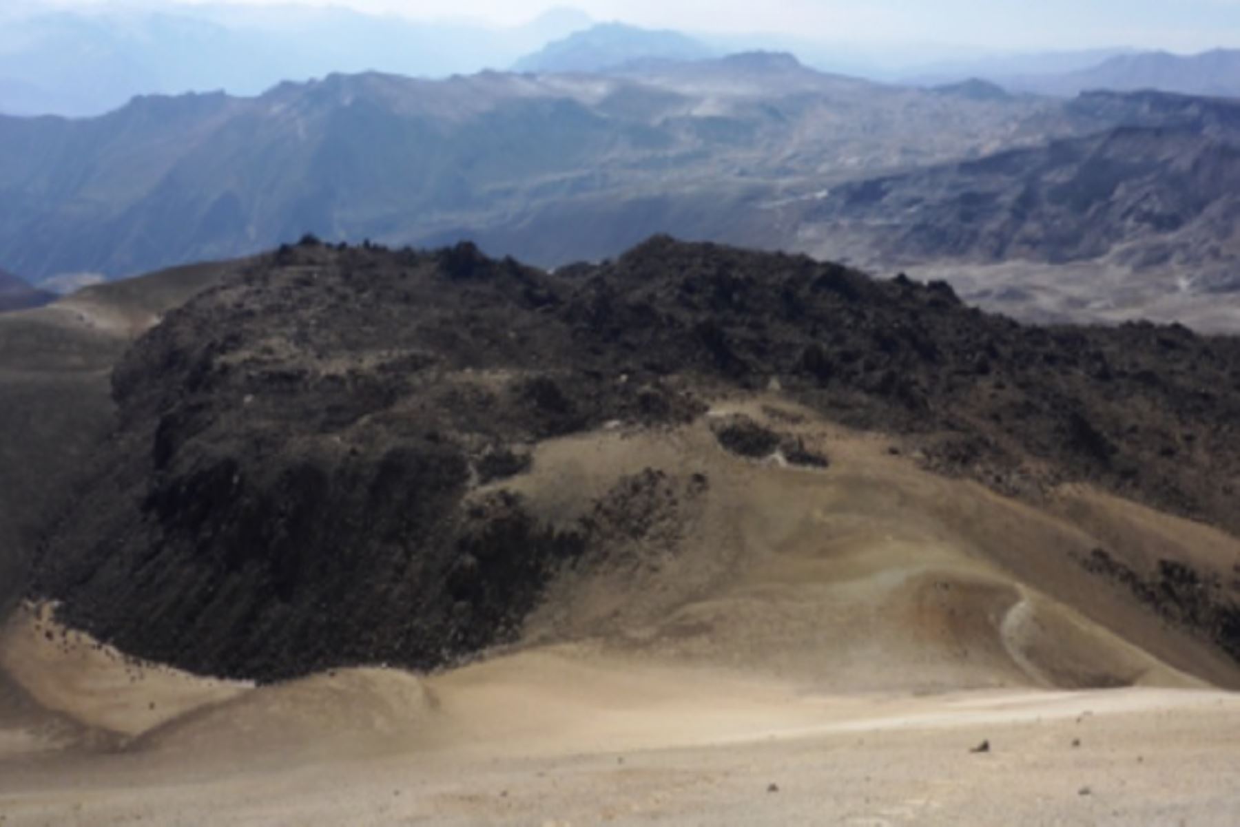 Cráter del volcán Ticsani donde se ha formado un domo de lava hace menos de 400 años.