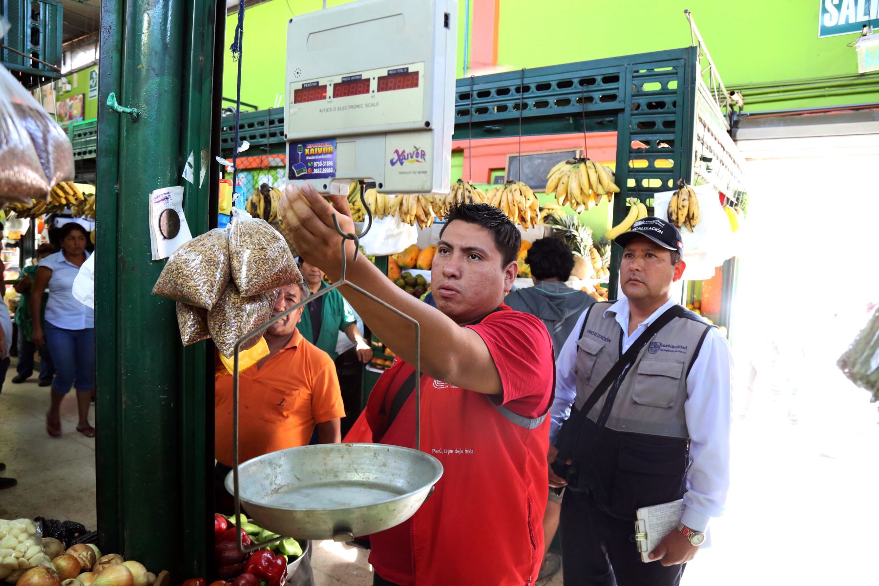 Campaña de Inacal en mercados de Surco para verificar exactitud de balanzas. Foto: Andina/Difusión