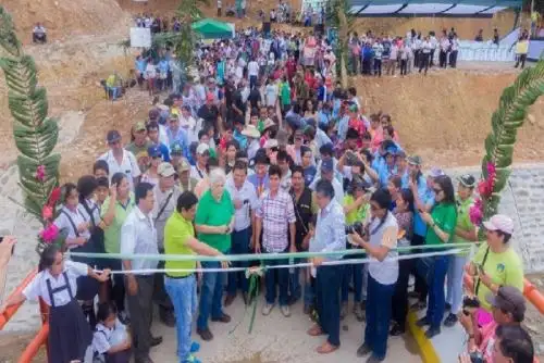 Jefa de Devida, Carmen Masías, también colocó la primera piedra de una planta de procesamiento de cacao para mujeres.