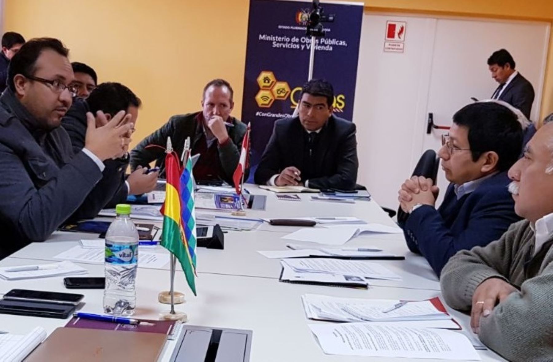 Titular del MTC, Edmer Trujillos y el ministro de Obras Públicas de Bolivia se reunieron en Desaguadero, Puno. Foto: Cortesía.