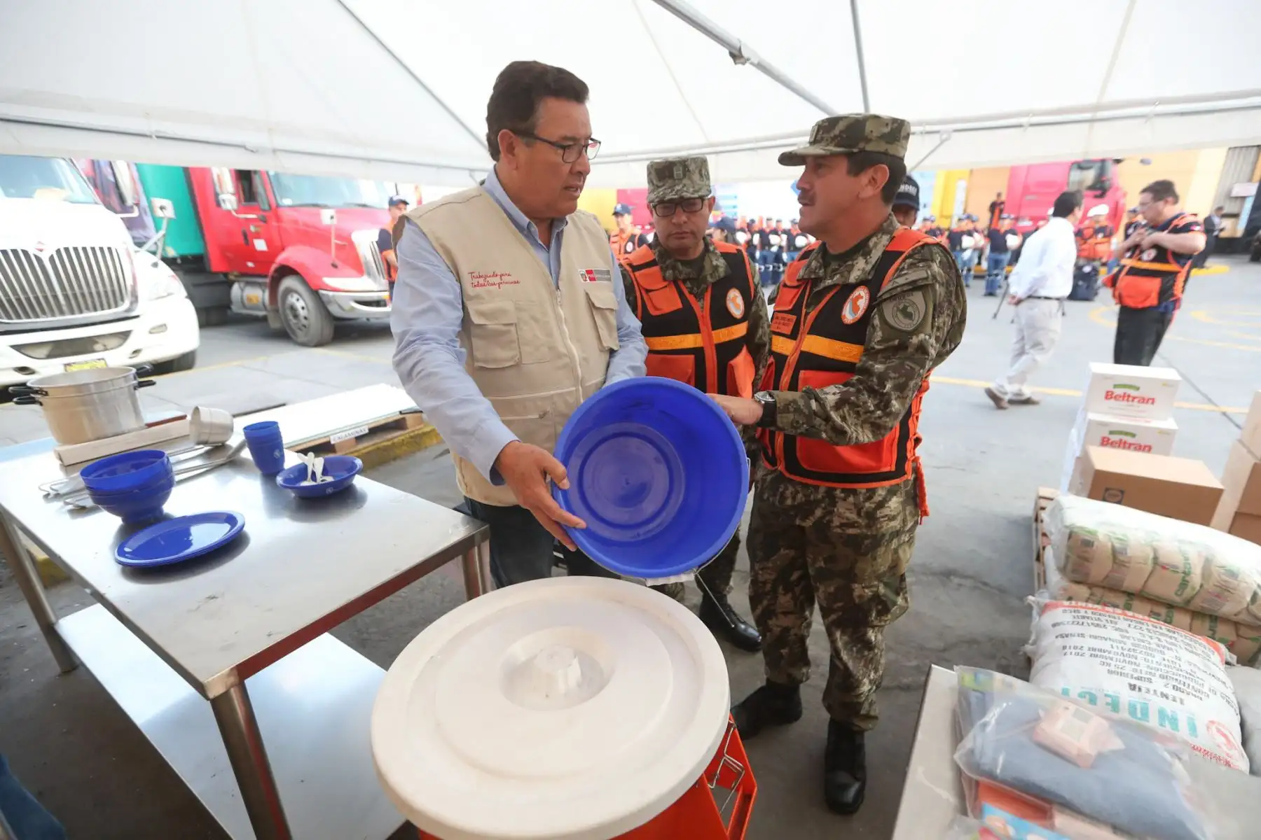 Ministro de Defensa, José Huerta, supervisó la partida de 18 camiones de ayuda humanitaria, que será trasladada en el marco del Plan Multisectorial ante Heladas y Friaje 2018. Foto: ANDINA/ MINDEF