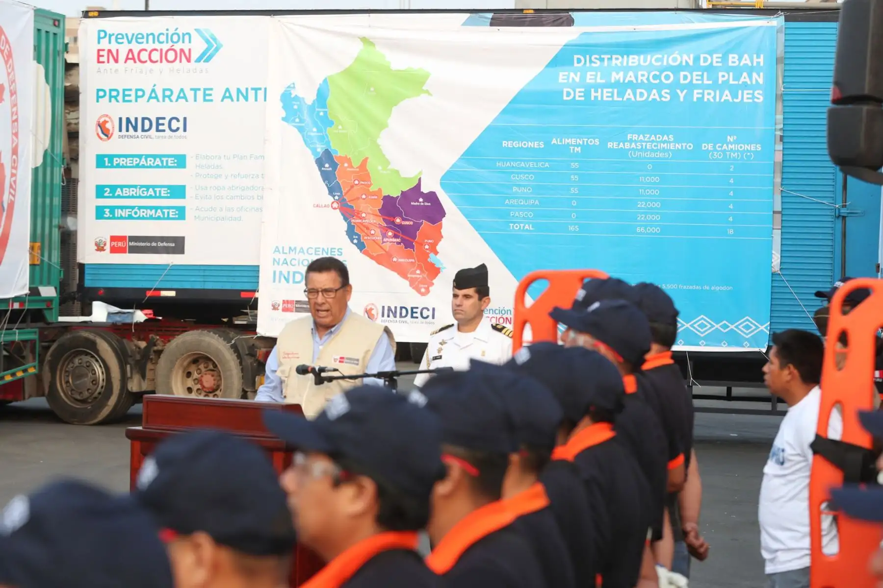 Ministro de Defensa, José Huerta, supervisó la partida de 18 camiones de ayuda humanitaria, que será trasladada en el marco del Plan Multisectorial ante Heladas y Friaje 2018. Foto: ANDINA/ MINDEF