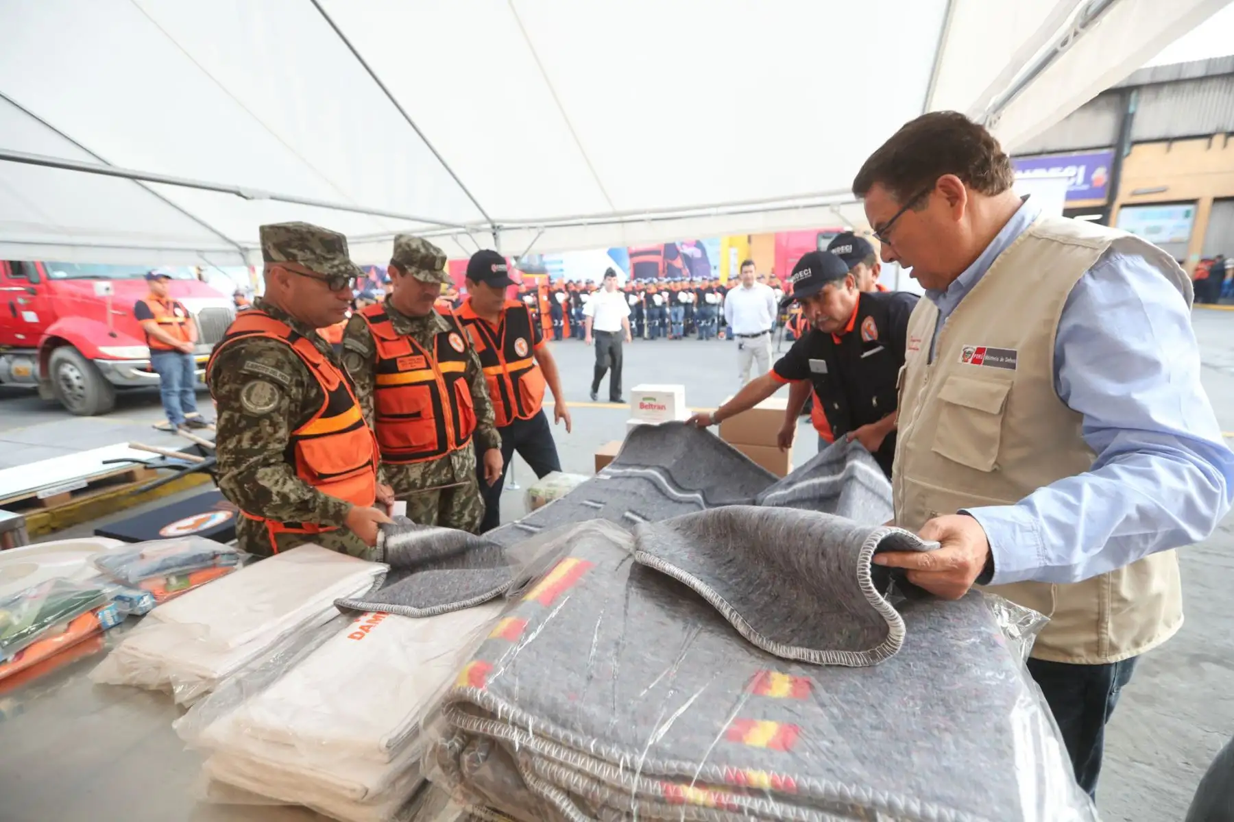 Ministro de Defensa, José Huerta, supervisó la partida de 18 camiones de ayuda humanitaria, que será trasladada en el marco del Plan Multisectorial ante Heladas y Friaje 2018. Foto: ANDINA/ MINDEF