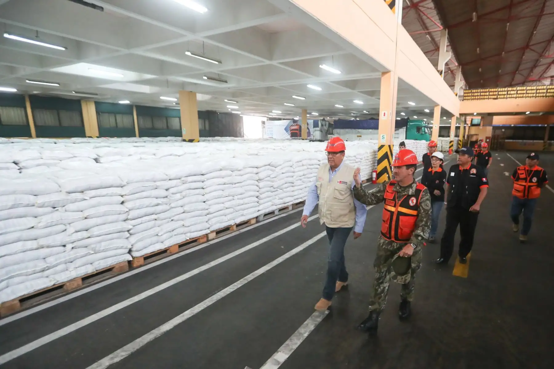 Ministro de Defensa, José Huerta, supervisó la partida de 18 camiones de ayuda humanitaria, que será trasladada en el marco del Plan Multisectorial ante Heladas y Friaje 2018. Foto: ANDINA/ MINDEF