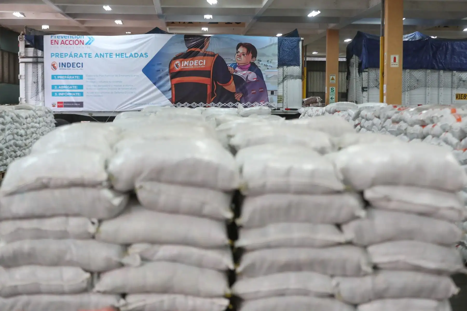 Ministro de Defensa, José Huerta, supervisó la partida de 18 camiones de ayuda humanitaria, que será trasladada en el marco del Plan Multisectorial ante Heladas y Friaje 2018. Foto: ANDINA/ MINDEF