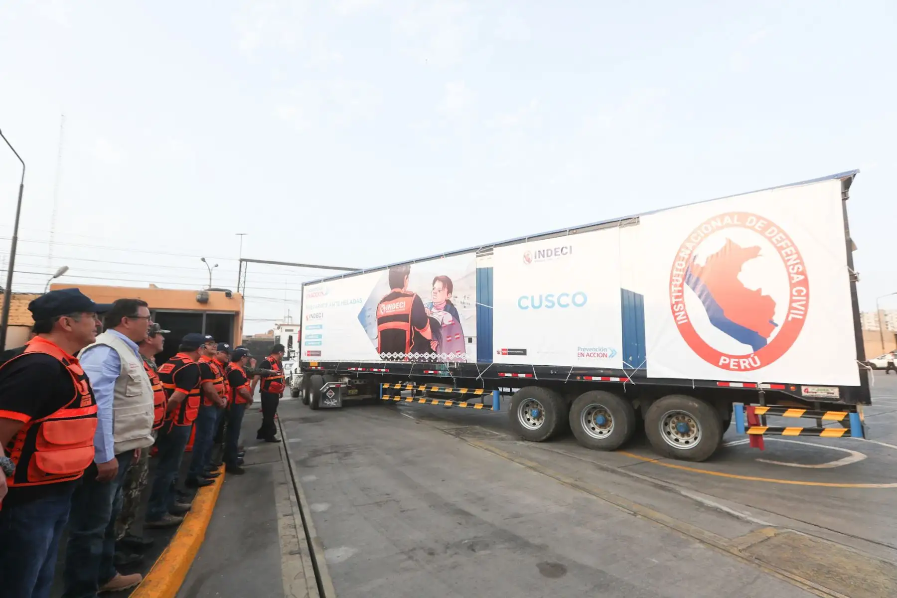 Ministro de Defensa, José Huerta, supervisó la partida de 18 camiones de ayuda humanitaria, que será trasladada en el marco del Plan Multisectorial ante Heladas y Friaje 2018. Foto: ANDINA/ MINDEF