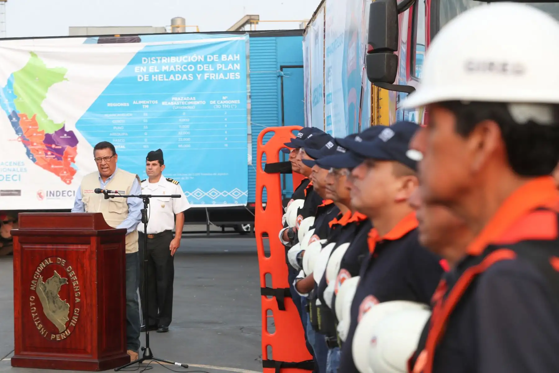 Ministro de Defensa, José Huerta, supervisó la partida de 18 camiones de ayuda humanitaria, que será trasladada en el marco del Plan Multisectorial ante Heladas y Friaje 2018. Foto: ANDINA/ MINDEF