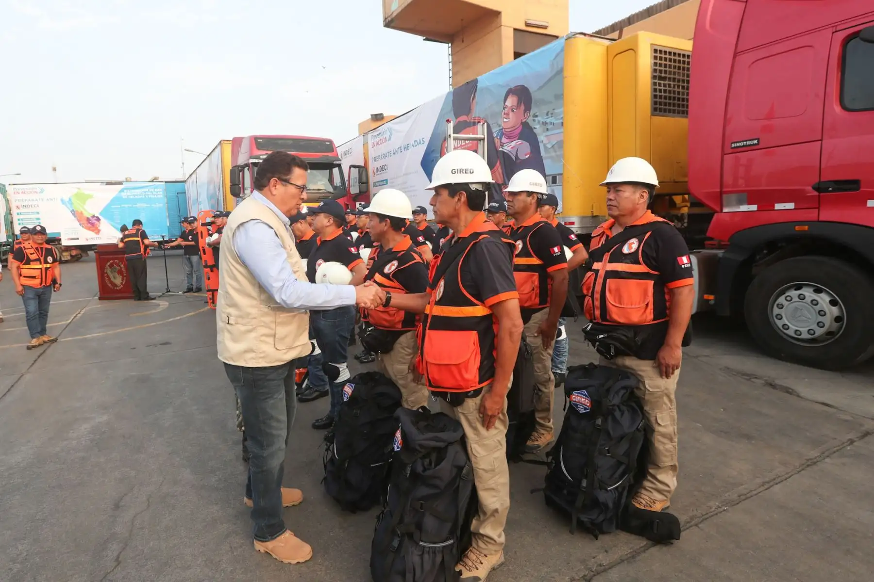 Ministro de Defensa, José Huerta, supervisó la partida de 18 camiones de ayuda humanitaria, que será trasladada en el marco del Plan Multisectorial ante Heladas y Friaje 2018. Foto: ANDINA/ MINDEF