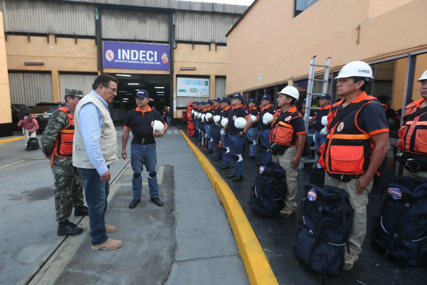 Ministro de Defensa, José Huerta, supervisó la partida de 18 camiones de ayuda humanitaria, que será trasladada en el marco del Plan Multisectorial ante Heladas y Friaje 2018. Foto: ANDINA/ MINDEF