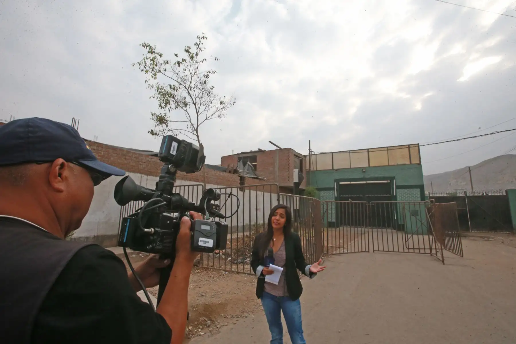 Periodistas informan en los exteriores de la DIROES, sobre la excarcelación del ex presidente Ollanta Humala. Foto: ANDINA/Jhony Laurente
