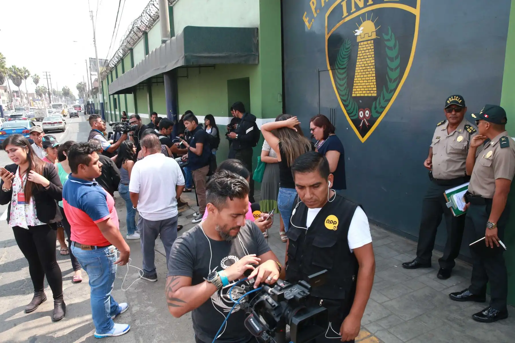 Medios de comunicación esperan la salida de Nadine Heredia del penal de  Chorrillos. Foto: ANDINA/Vidal TarquiFoto: ANDINA/Vidal Tarqui