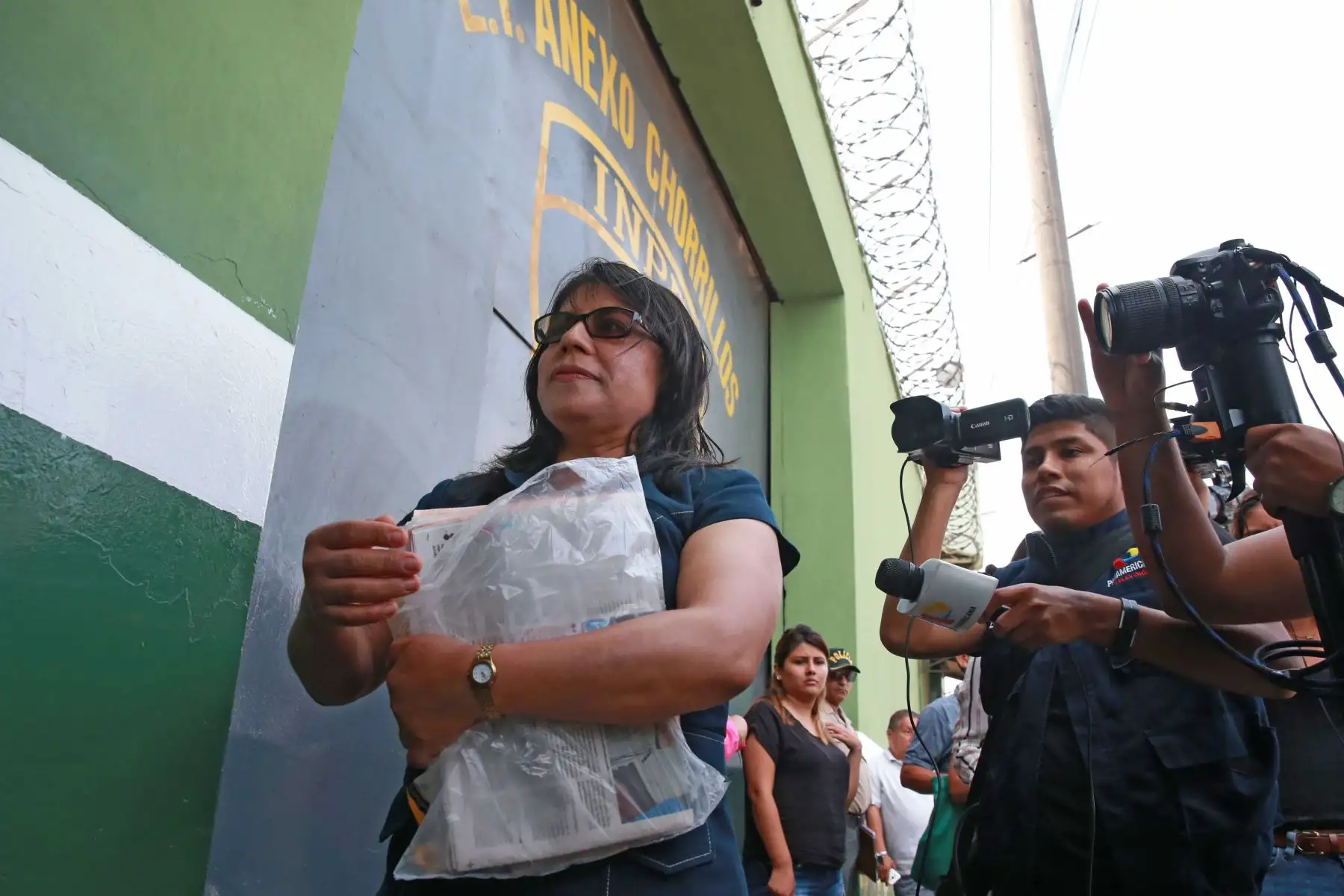 Medios de comunicación esperan la salida de Nadine Heredia del penal de  Chorrillos. Foto: ANDINA/Vidal TarquiFoto: ANDINA/Vidal Tarqui