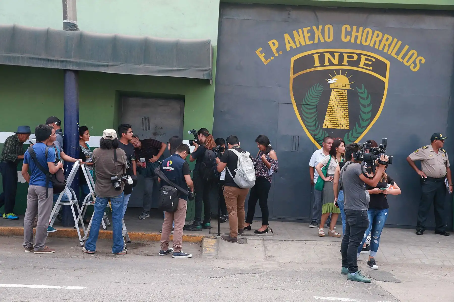 Medios de comunicación esperan la salida de Nadine Heredia del penal de  Chorrillos. Foto: ANDINA/Vidal TarquiFoto: ANDINA/Vidal Tarqui