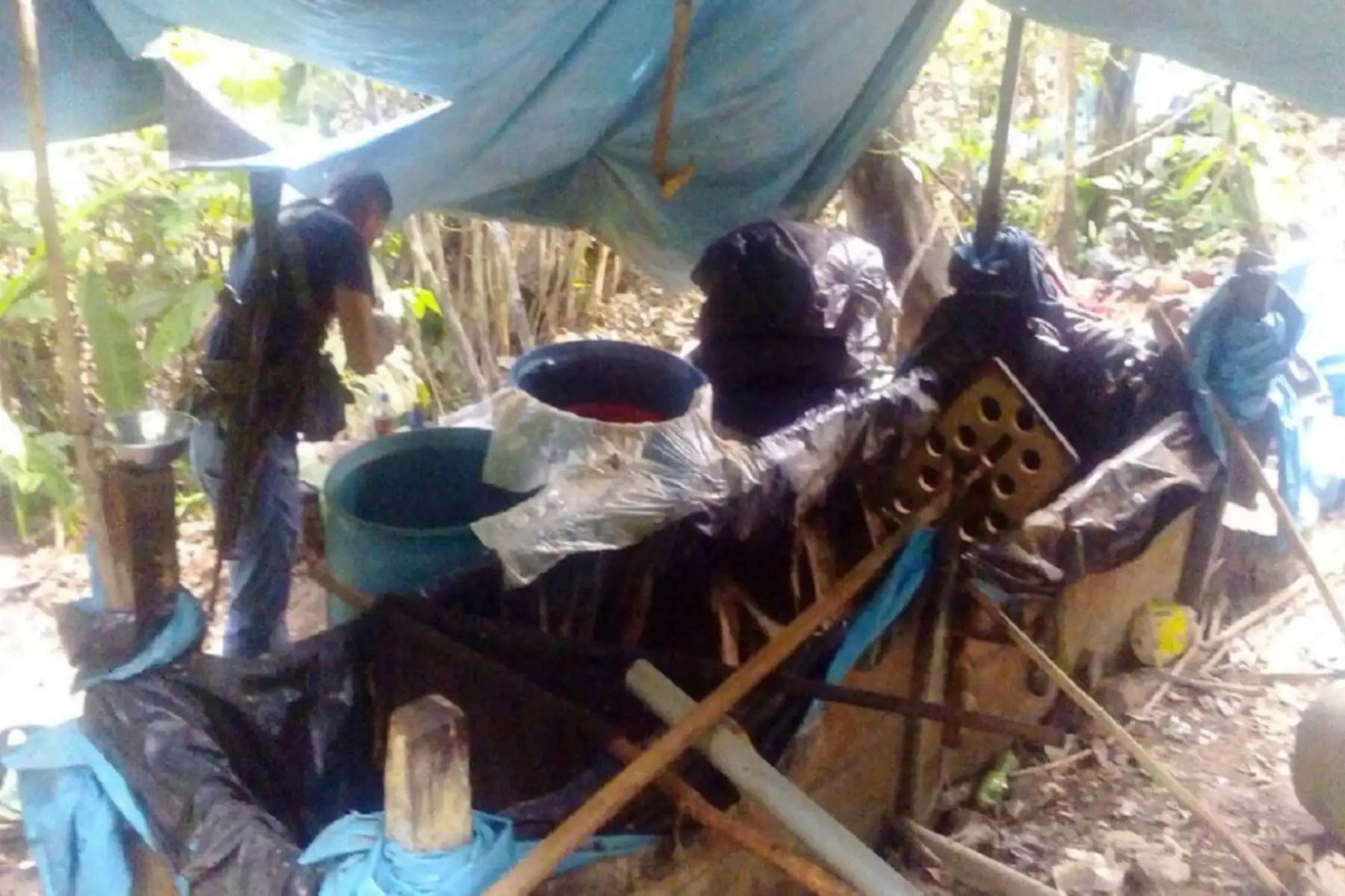 Agentes de la Policía Nacional del Perú (PNP) del Frente Policial Vraem realizaron un operativo de interdicción terrestre en la zona del centro poblado de San Cristóbal, del distrito de Pichari en la región Cusco, llegando hasta una poza de maceración que contenía aproximadamente 2.5 toneladas de hoja de coca utilizadas para producir alcaloide de cocaína. ANDINA/Difusión