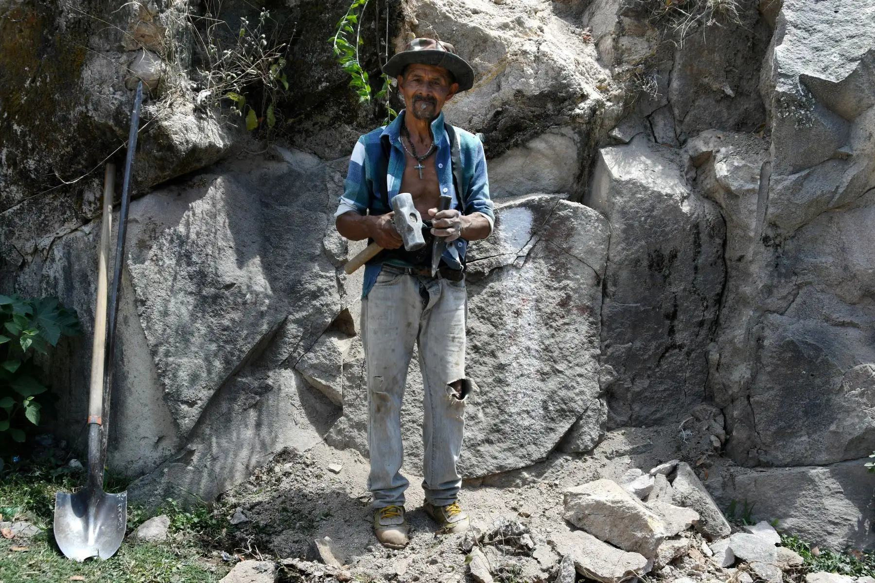 José Díaz, de 66 años, cantero, posa con sus herramientas en el municipio de Ojojona, a 25 km al sur de Tegucigalpa. Foto: AFP