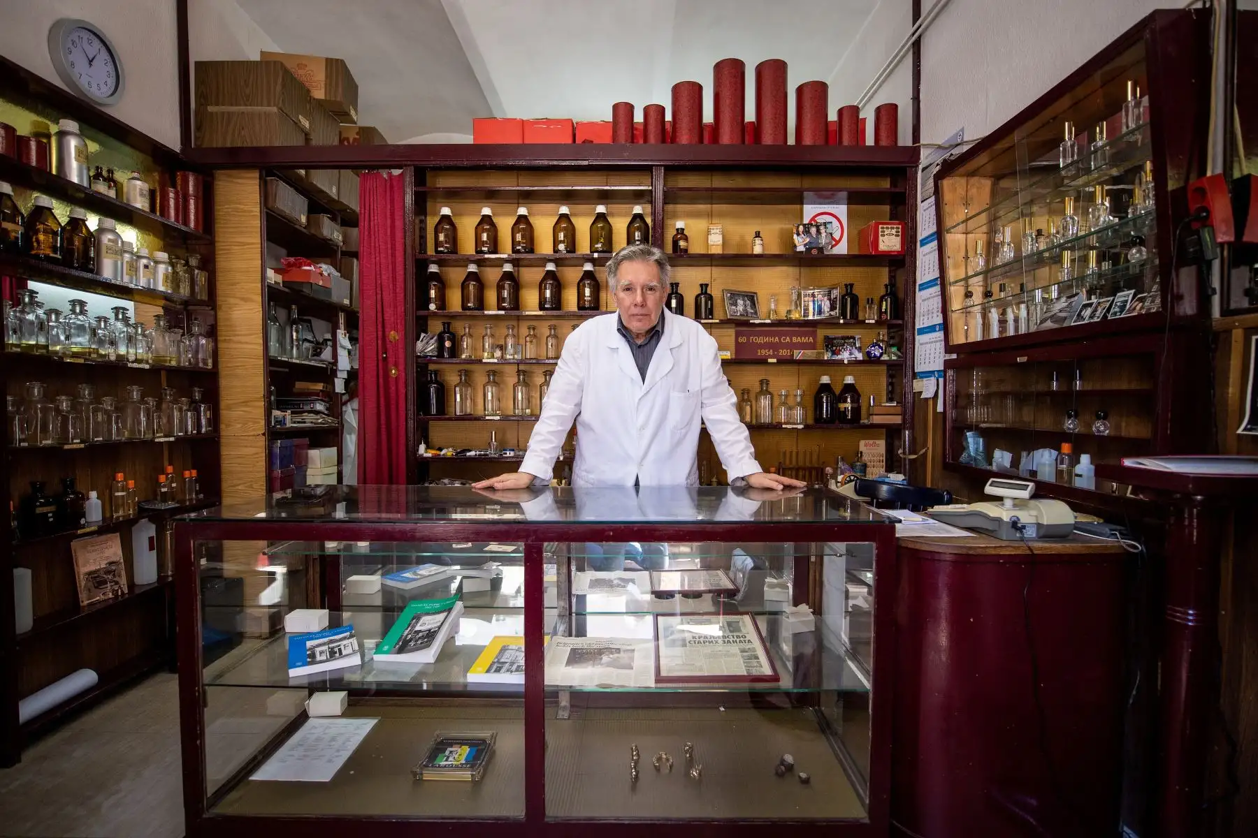 Nenan Jovanov, de 70 años, posa para una foto en su perfumería de 64 años en Belgrado. Foto: AFP