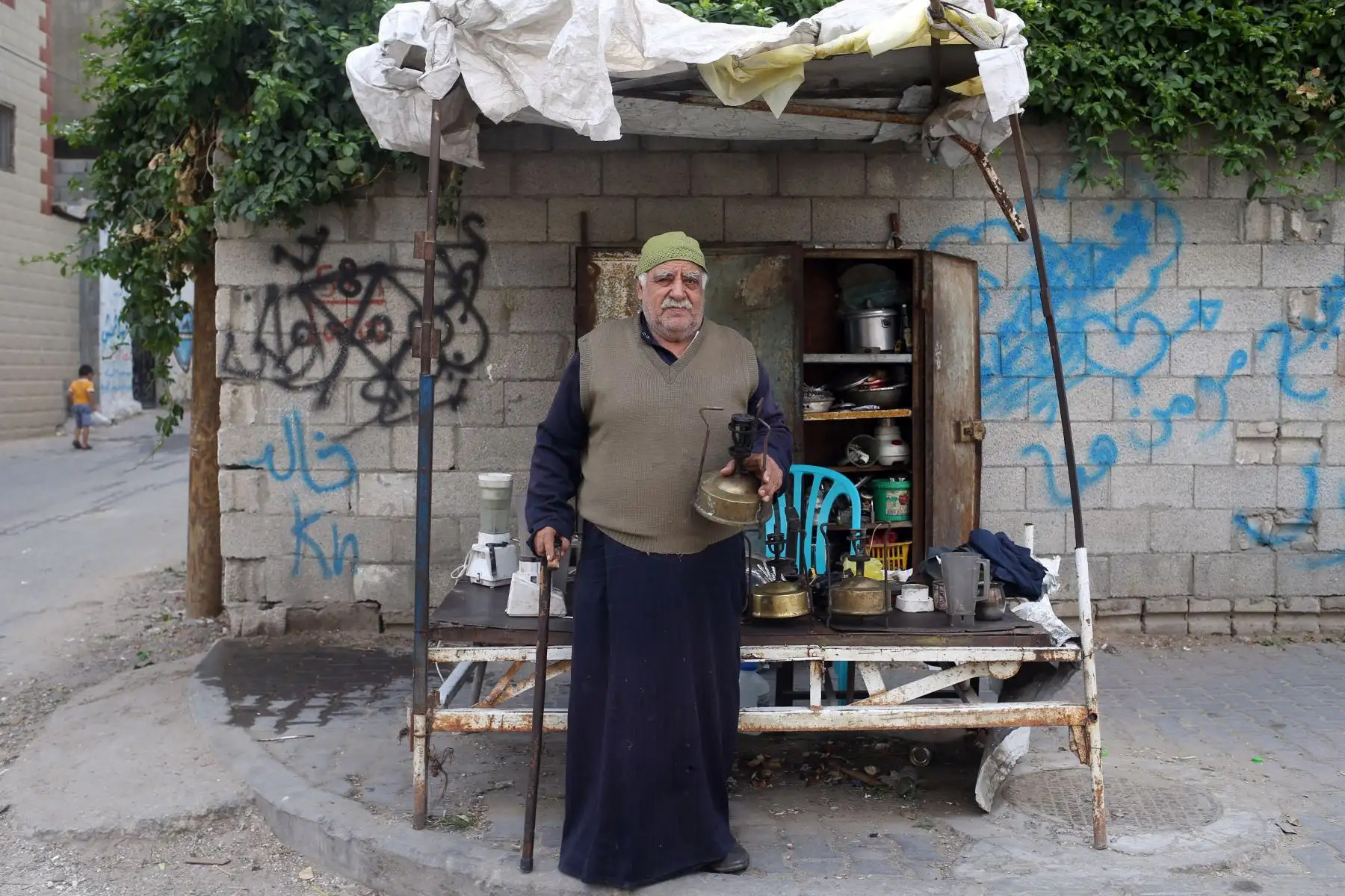 Jawdat al-Khour, de 75 años arregla una cocina de querosene en la ciudad de Gaza. Foto: AFP