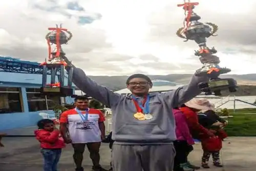 El joven nadador impuso un tiempo de 33 minutos 28 segundos, dejando muy atrás a otros competidores rankeados.