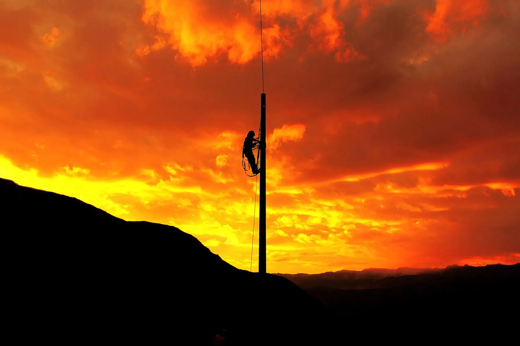 En las alturas de Tomepampa (La Unión, Arequipa), a 5,000 m.s.n.m., un obrero trabaja en la red troncal nacional de fibra óptica. Parece, un Cristo en su Gólgota, cuando corta el atardecer. Foto: ANDINA/Dante Zegarra