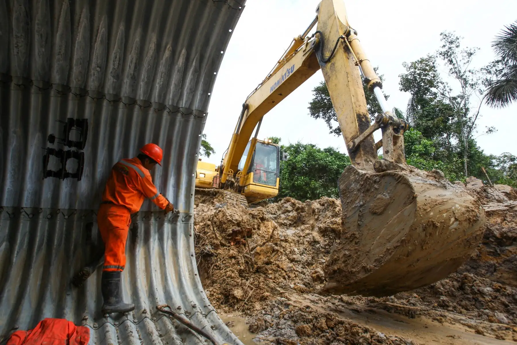 Los obreros trabajan en las condiciones más difíciles; superando climas extremos y una geografía que es un reto; para conectar a los peruanos.Foto: ANDINA/Jack Ramón