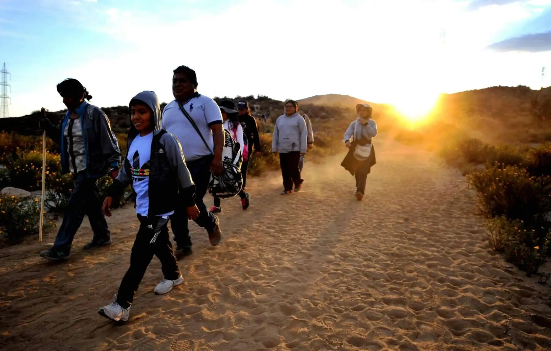Los fieles llegan también caminando surcando cerros y áridos desiertos en cumplimiento a una promesa hecha a la Mamita. Foto:Cortesía/ Diego Ramos