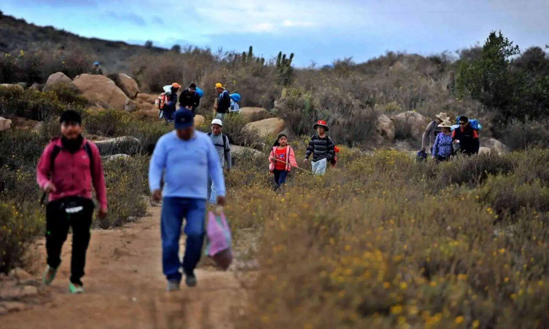 Los fieles llegan también caminando surcando cerros y áridos desiertos en cumplimiento a una promesa hecha a la Mamita. Foto:Cortesía/ Diego Ramos