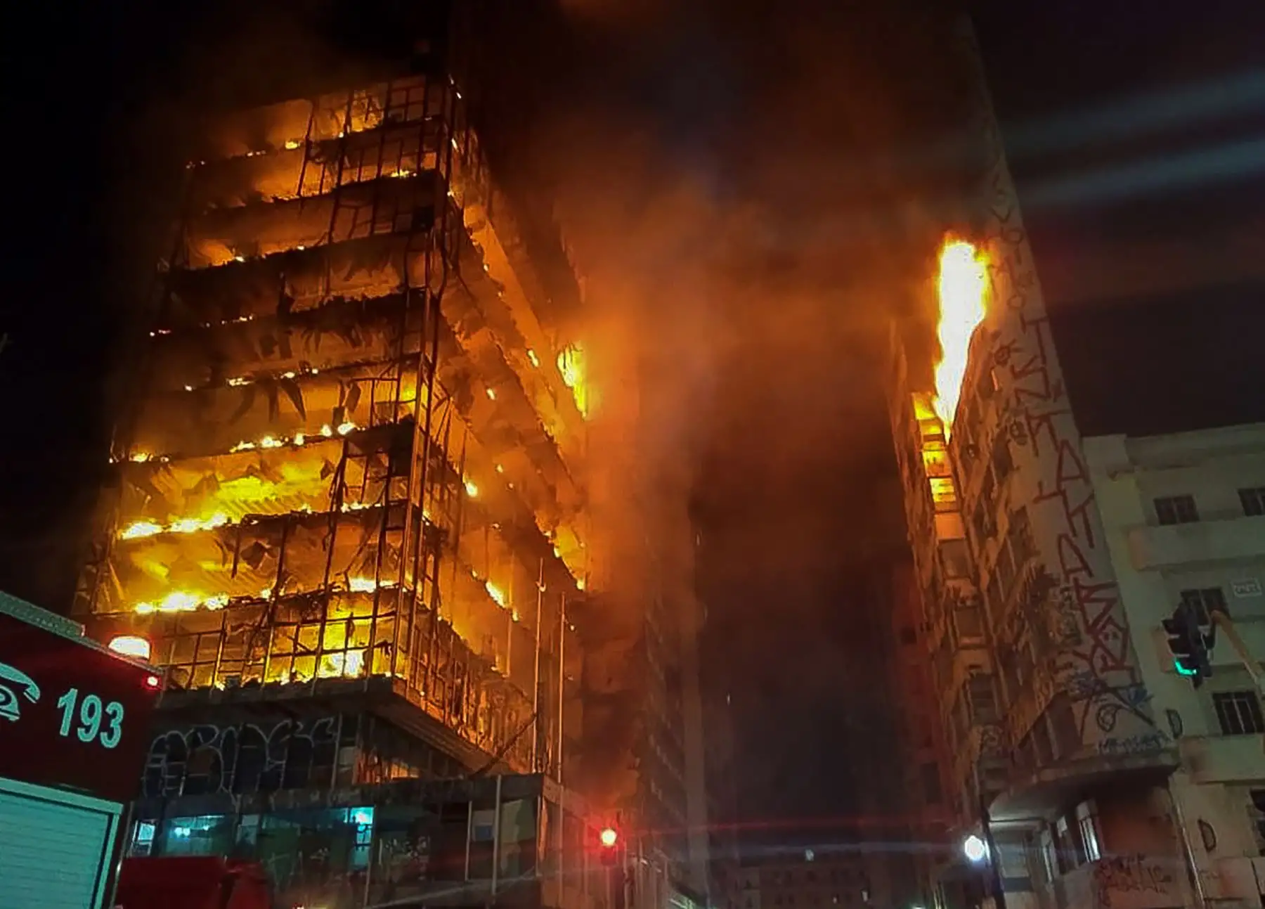 Llamas envuelven un edificio en el centro de la ciudad de Sao Paulo. Foto: AFP