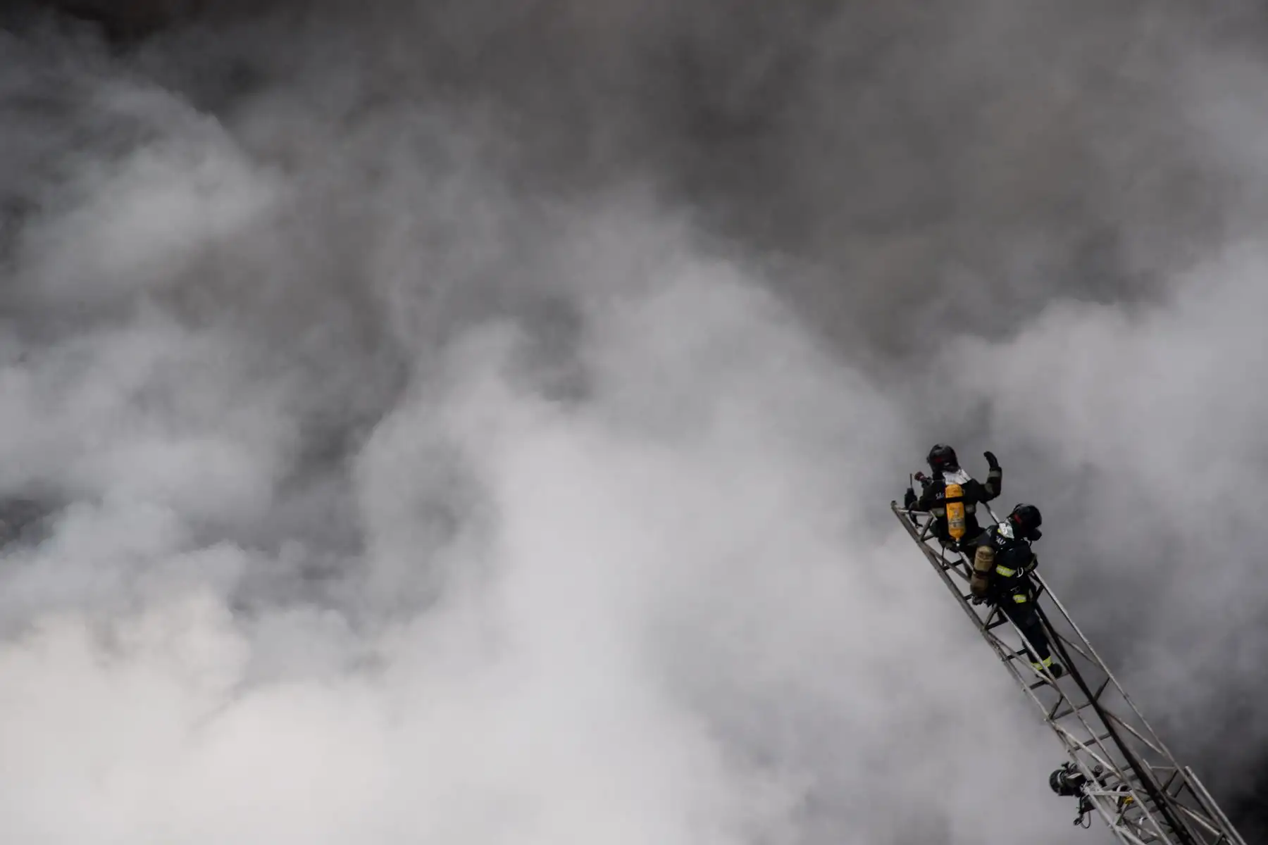 Bomberos trabajan para extinguir el fuego en un edificio que colapsó después de incendiarse en Sao Paulo, Brasil. Foto: AFP