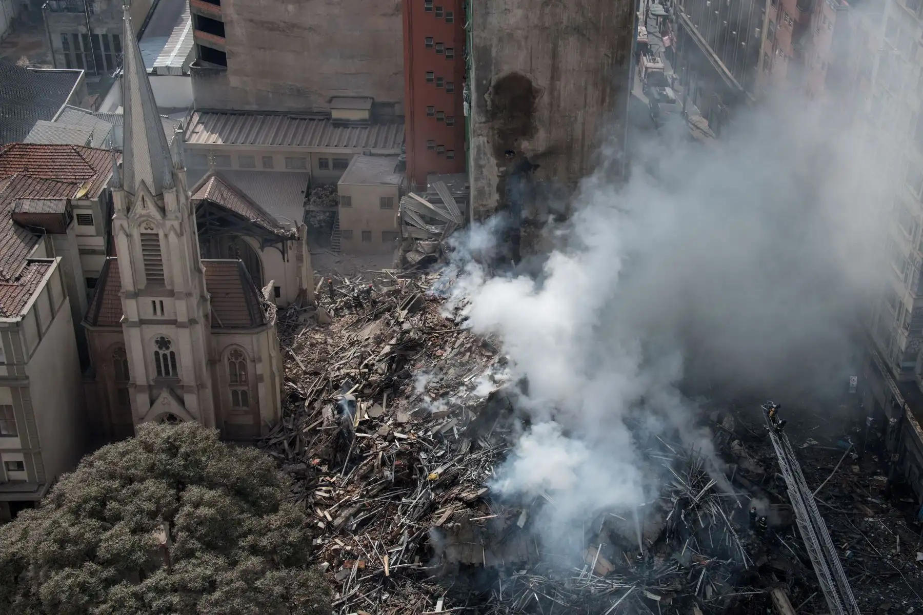 Vista general de los escombros de un edificio de 24 plantas luego de que se derrumbara tras un incendio en la madrugada de hoy, martes 1 de mayo de 2018, en Sao Paulo (Brasil).  Foto: AFP