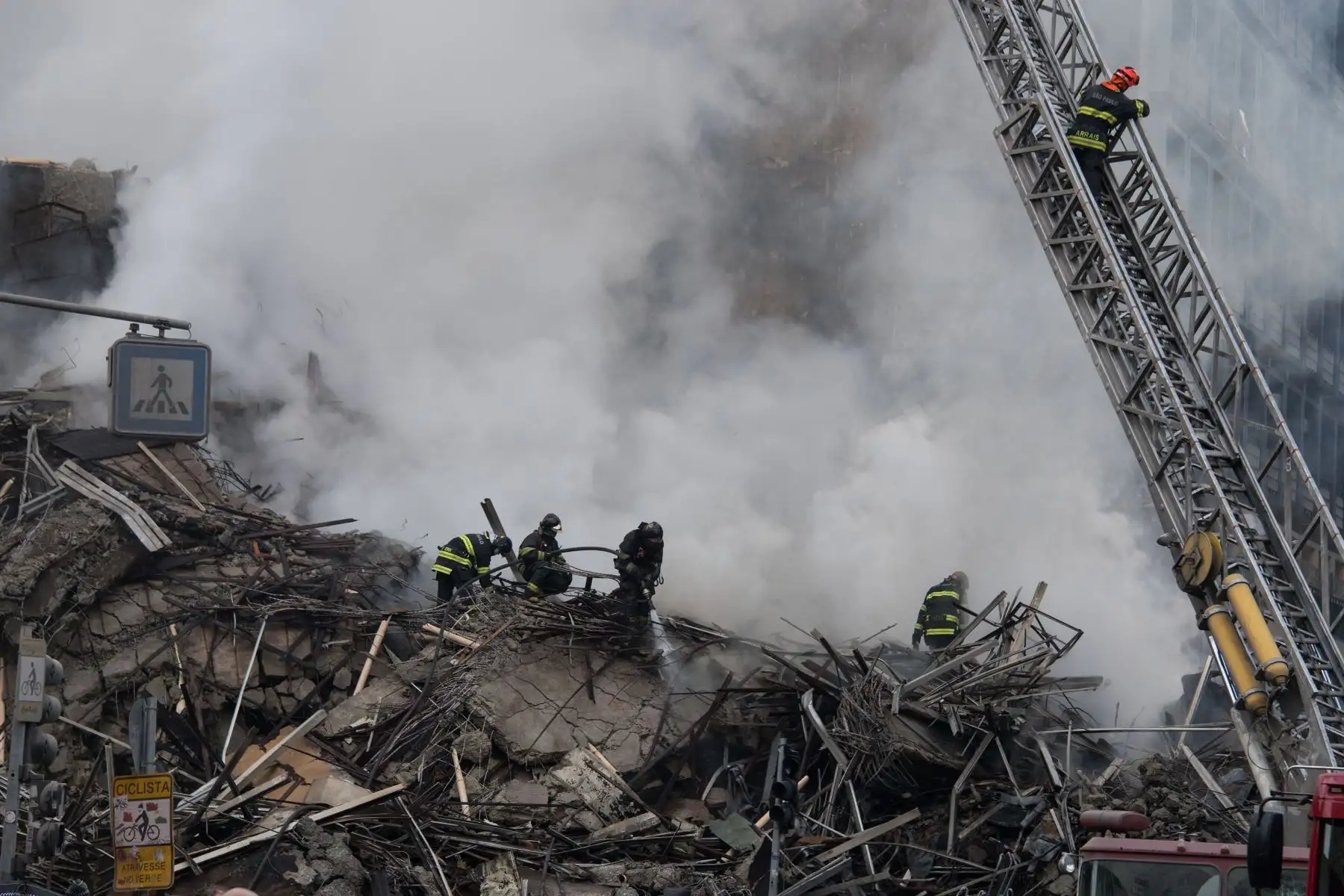 Bomberos realizan labores de búsqueda, rescate y remoción de escombros. Foto: AFP