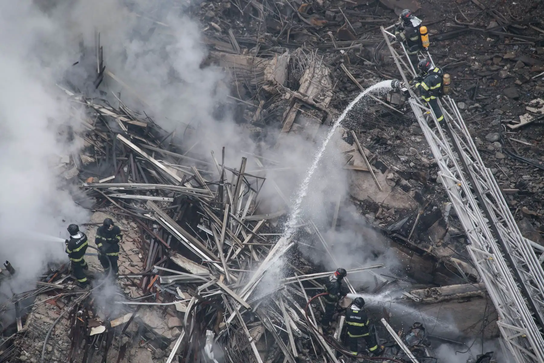 Bomberos trabajan para extinguir el fuego en un edificio en Sao Paulo, Brasil. Foto: AFP