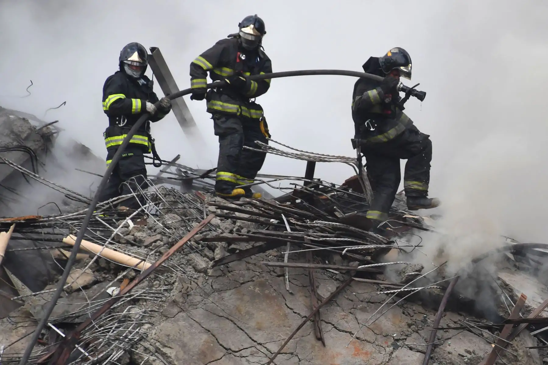 Bomberos realizan labores de búsqueda, rescate y remoción de escombros en un edificio de 24 plantas luego de que se derrumbara tras un incendio en la madrugada de hoy, martes 1 de mayo de 2018, en Sao Paulo (Brasil). Foto: AFP